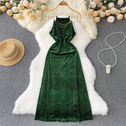 Vestido midi de terciopelo verde con tirantes y escote en V