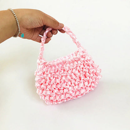 Bolso de crochet tejido con pañuelo de seda decorativo