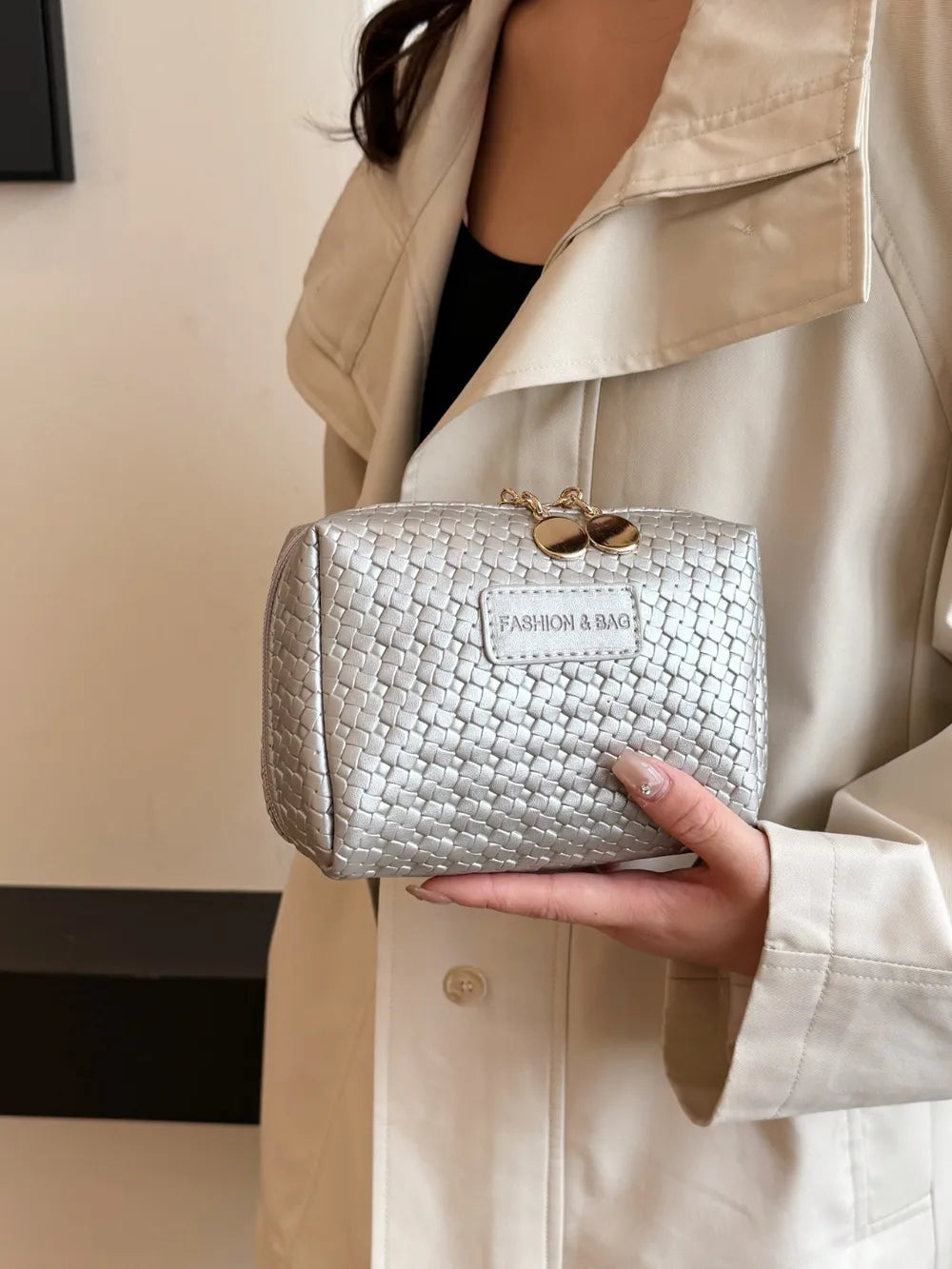 Bolso de paja trenzado con diseño hueco y correa para llevar bajo el brazo