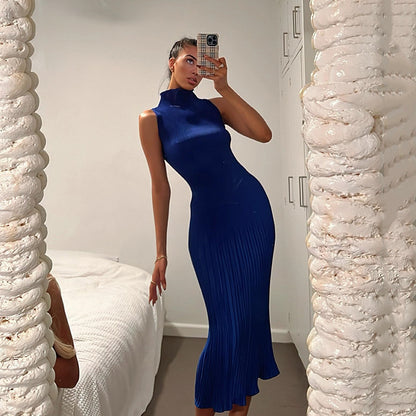 Vestido plisado rojo sin mangas y corte slim para eventos