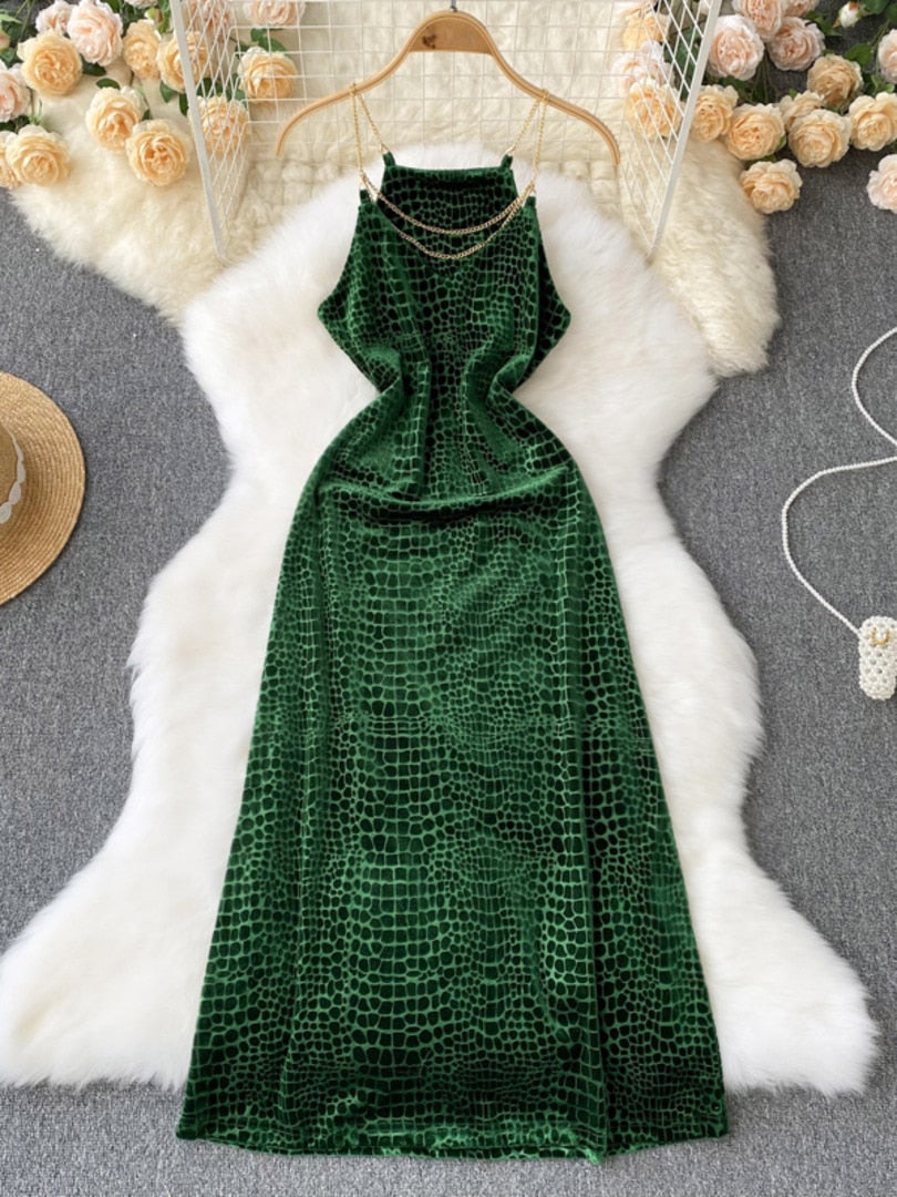 Vestido midi de terciopelo verde con tirantes y escote en V