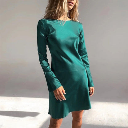 Vestido de satén con manga trompeta y falda A-line