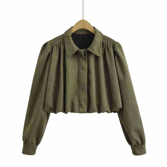 Chaqueta corta plisada con cuello abierto y bajo con vuelo
