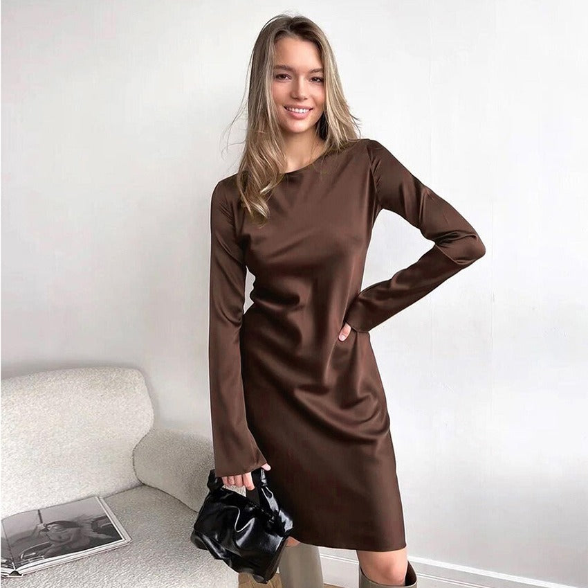 Vestido de satén con manga trompeta y falda A-line
