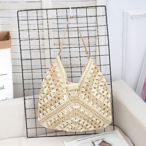 Bolso de axila de paja trenzada con diseño calado