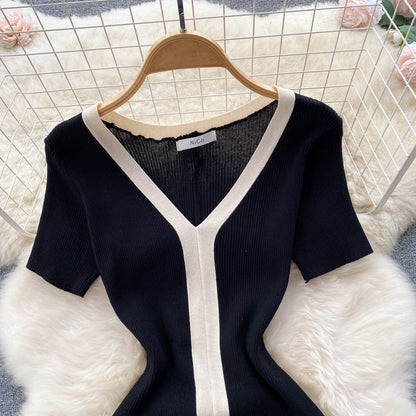 Vestido midi de punto estilo francés con cuello en V