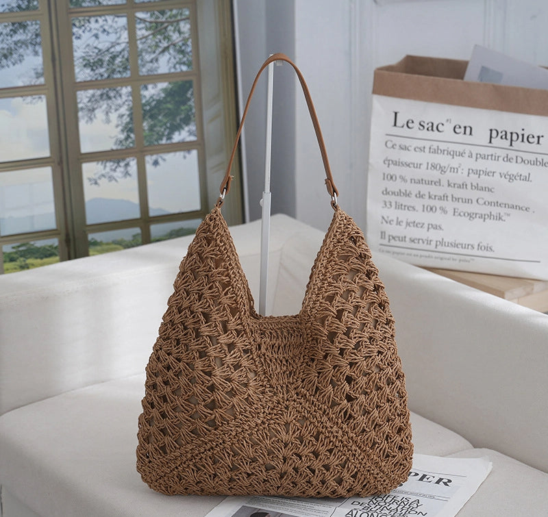 Bolso de axila de paja trenzada con diseño calado