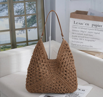 Bolso de axila de paja trenzada con diseño calado