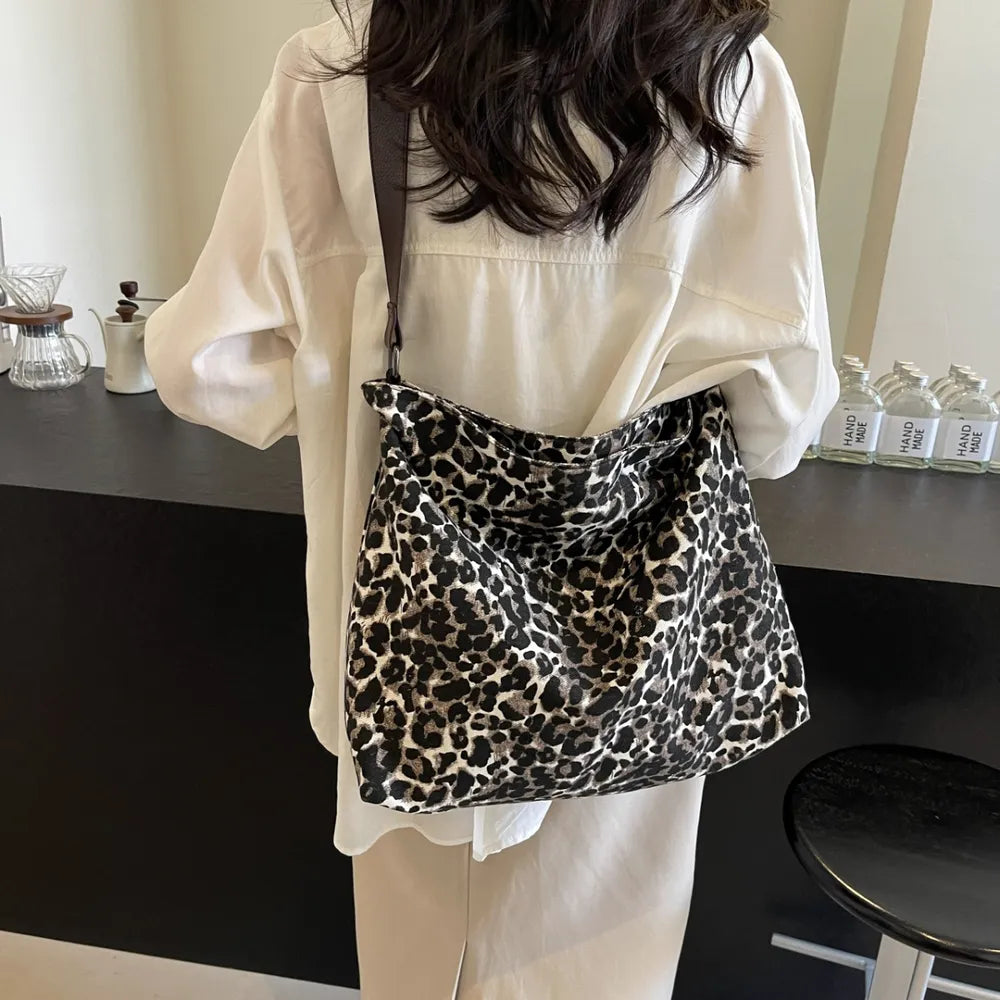 Bolso Tote con Estampado de Leopardo y Correa Ajustable