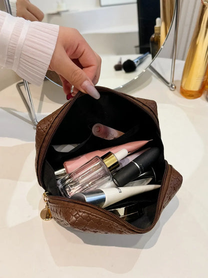 Bolso de paja trenzado con diseño hueco y correa para llevar bajo el brazo