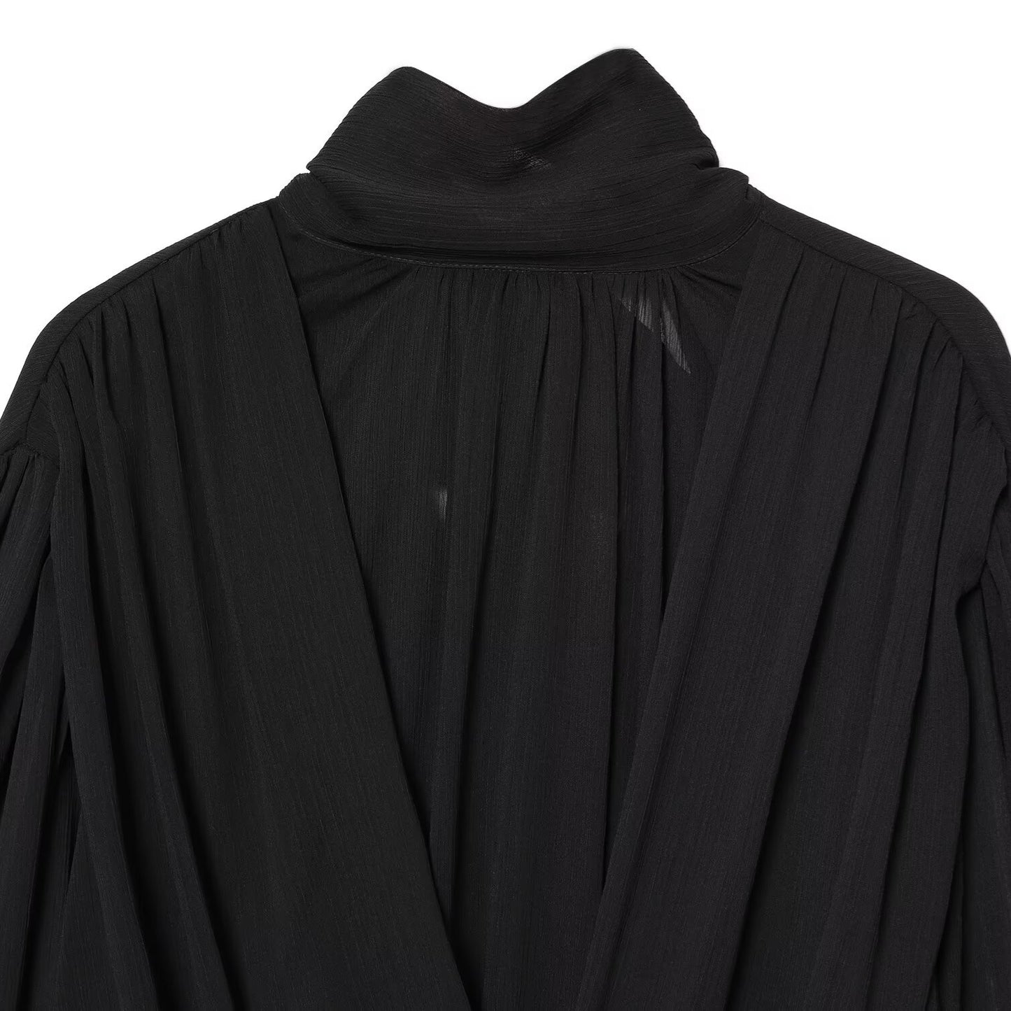 Top tipo camisa semitransparente con diseño abullonado y pliegues