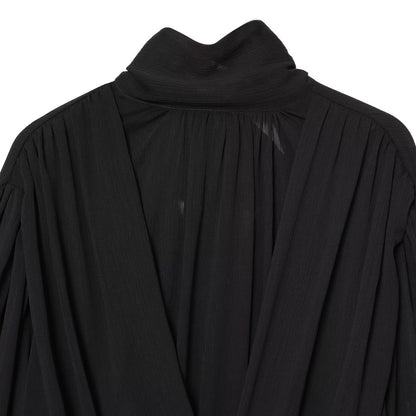 Top tipo camisa semitransparente con diseño abullonado y pliegues