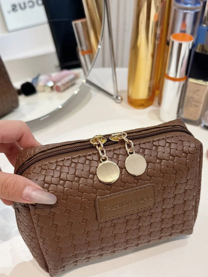 Bolso de paja trenzado con diseño hueco y correa para llevar bajo el brazo