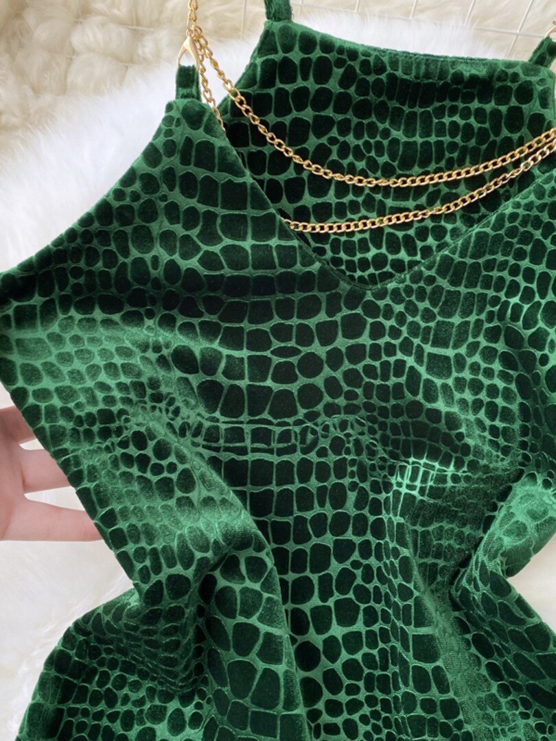 Vestido midi de terciopelo verde con tirantes y escote en V