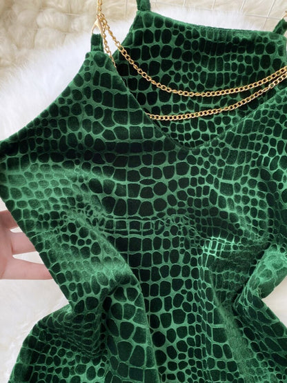 Vestido midi de terciopelo verde con tirantes y escote en V