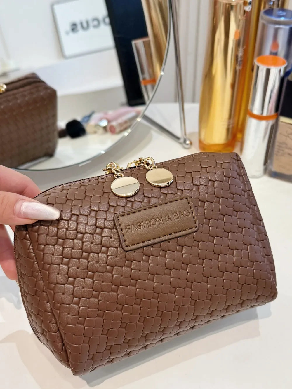 Bolso de paja trenzado con diseño hueco y correa para llevar bajo el brazo