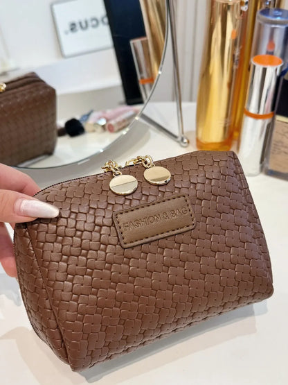 Bolso de paja trenzado con diseño hueco y correa para llevar bajo el brazo