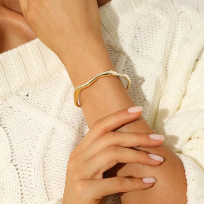 Pulsera Abierta de Acero Inoxidable Chapada en Oro 18K Estilo Minimalista