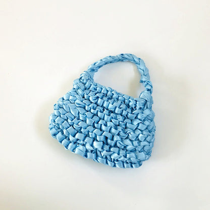 Bolso de crochet tejido con pañuelo de seda decorativo