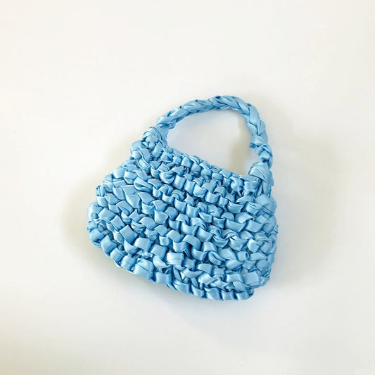 Bolso de crochet tejido con pañuelo de seda decorativo