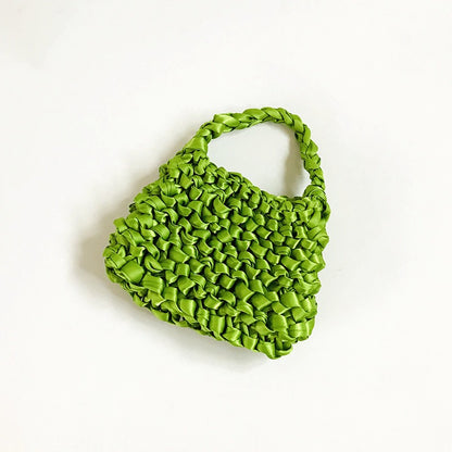 Bolso de crochet tejido con pañuelo de seda decorativo