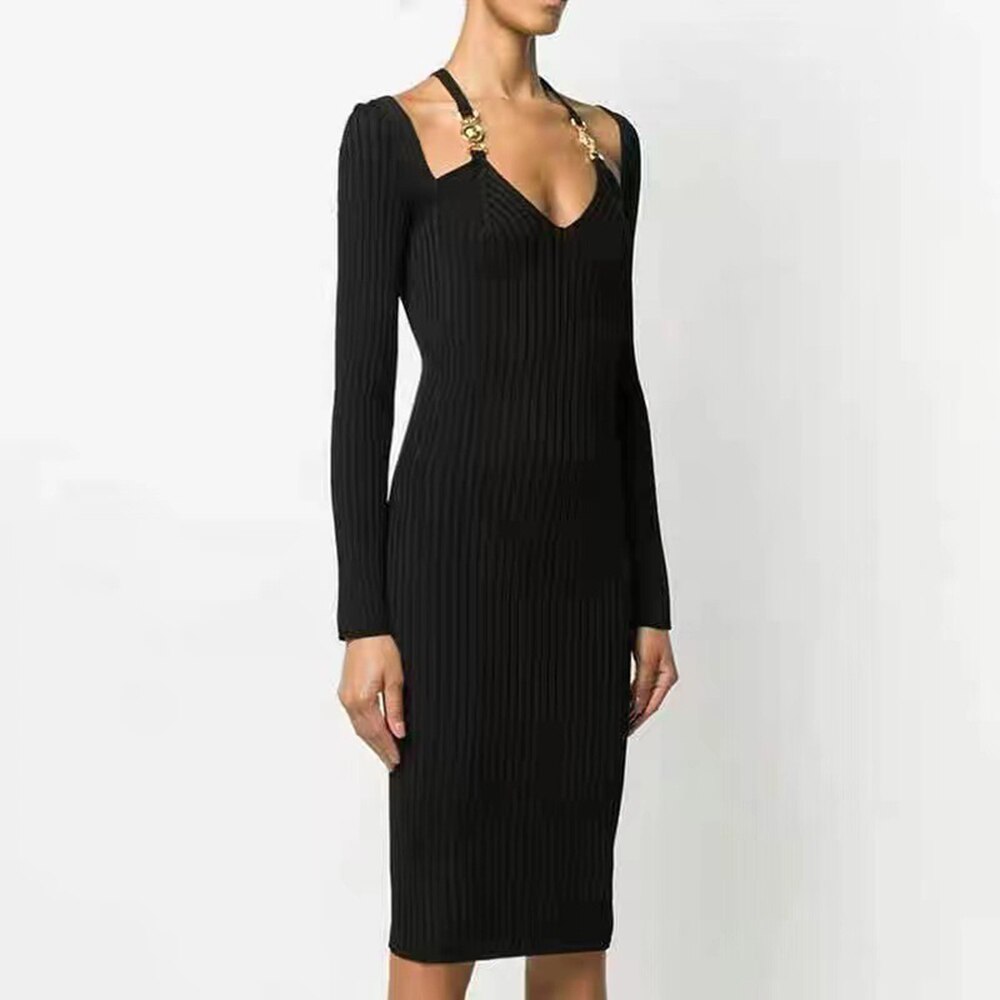 Vestido midi A-line de punto con cuello halter y hebilla metálica