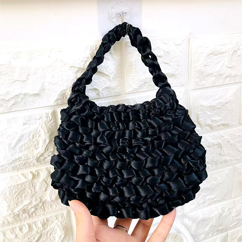 Bolso de crochet tejido con pañuelo de seda decorativo