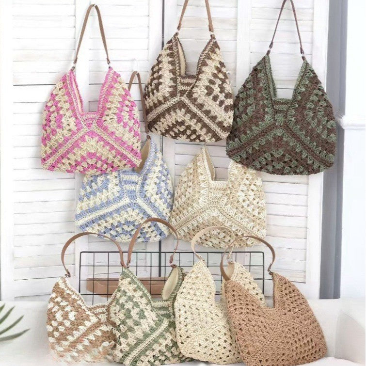 Bolso de axila de paja trenzada con diseño calado