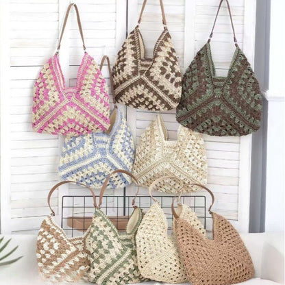 Bolso de axila de paja trenzada con diseño calado
