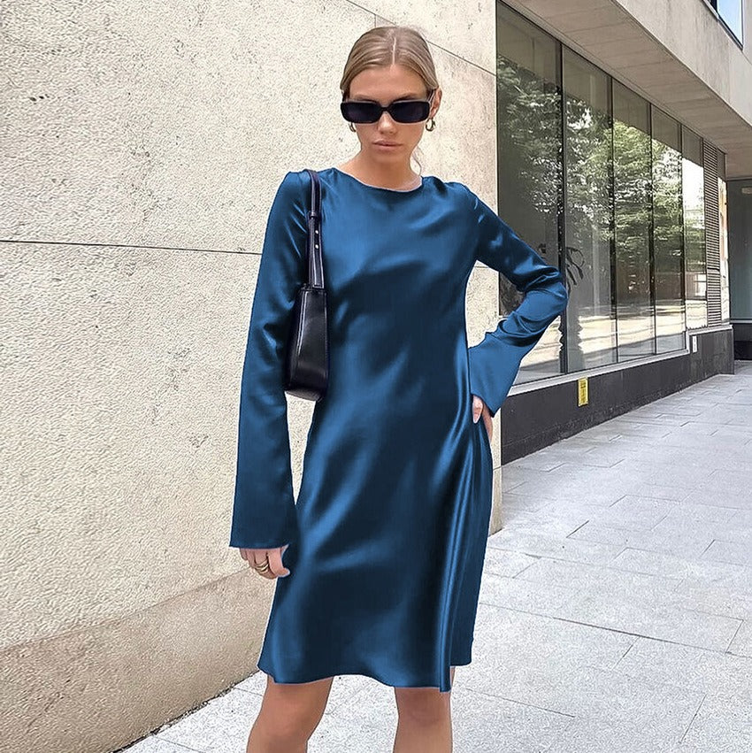 Vestido de satén con manga trompeta y falda A-line
