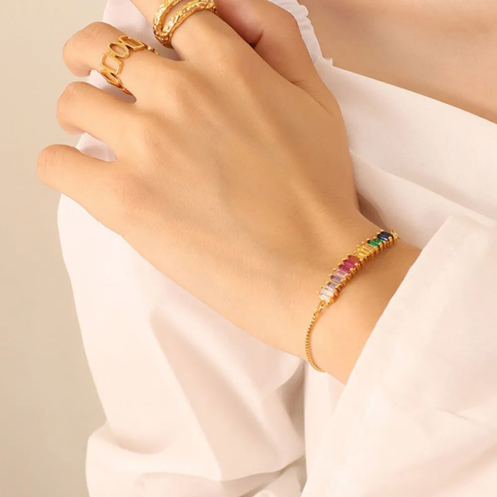 Pulsera de Acero de Titanio con Circonita en Contraste Chapada en Oro