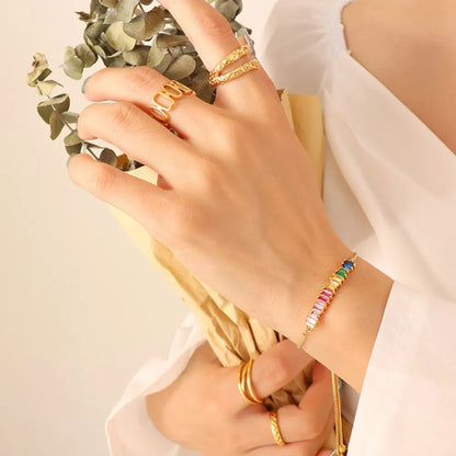 Pulsera de Acero de Titanio con Circonita en Contraste Chapada en Oro