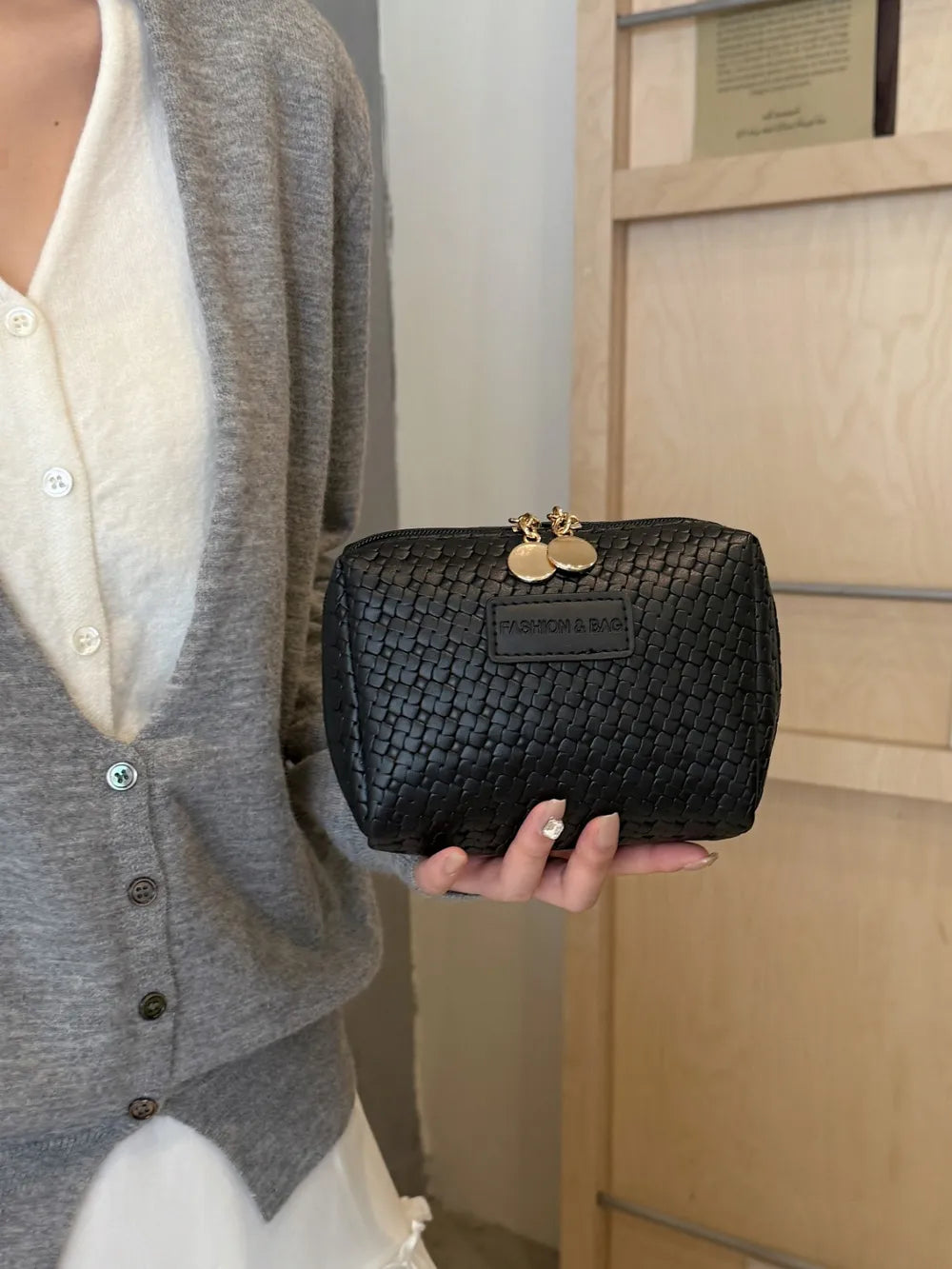 Bolso de paja trenzado con diseño hueco y correa para llevar bajo el brazo