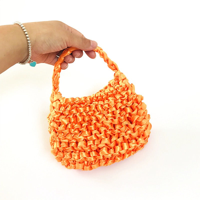 Bolso de crochet tejido con pañuelo de seda decorativo