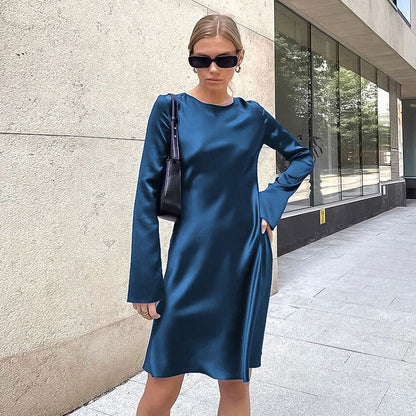 Vestido de satén con manga trompeta y falda A-line