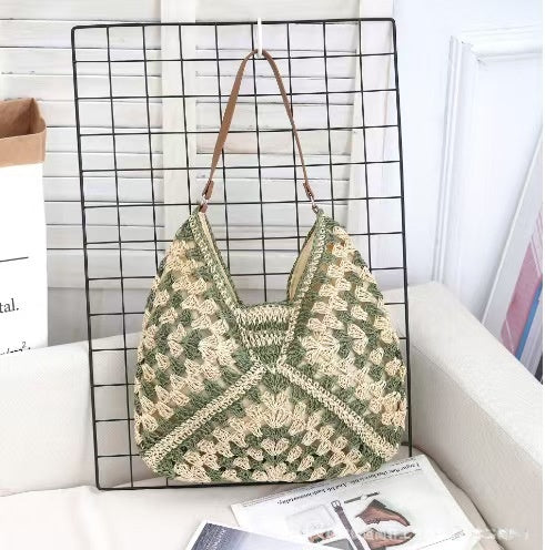 Bolso de axila de paja trenzada con diseño calado