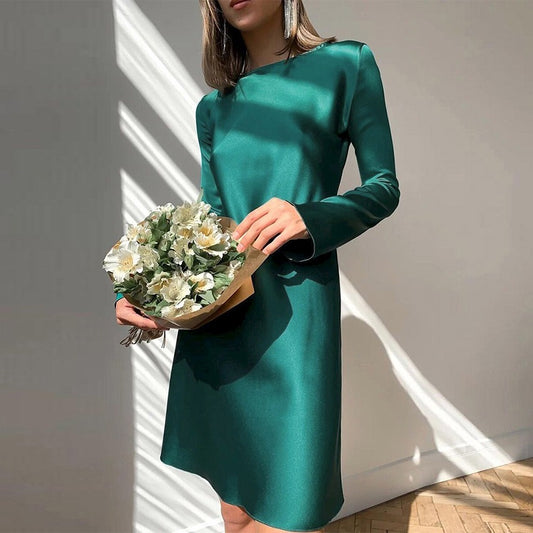 Vestido de satén con manga trompeta y falda A-line