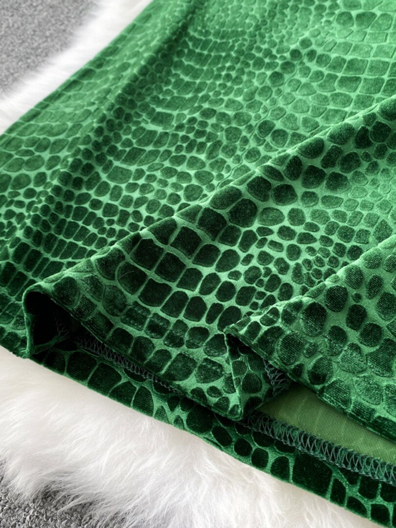Vestido midi de terciopelo verde con tirantes y escote en V