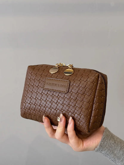 Bolso de paja trenzado con diseño hueco y correa para llevar bajo el brazo