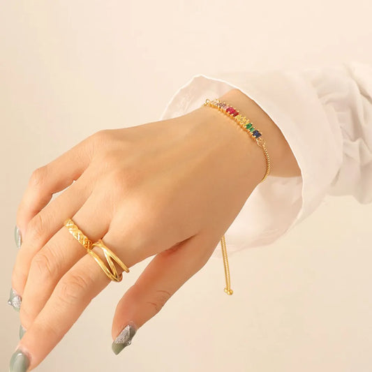 Pulsera de Acero de Titanio con Circonita en Contraste Chapada en Oro