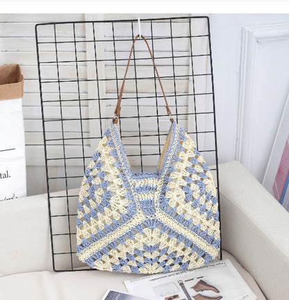 Bolso de axila de paja trenzada con diseño calado