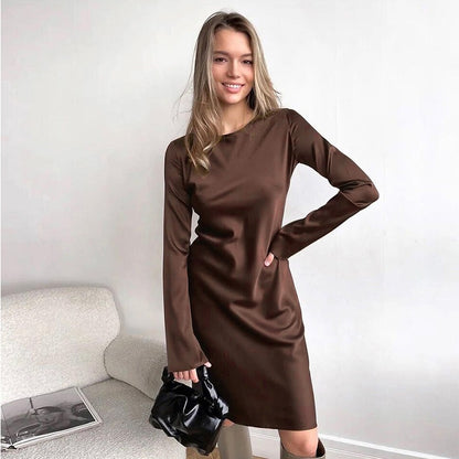 Vestido de satén con manga trompeta y falda A-line