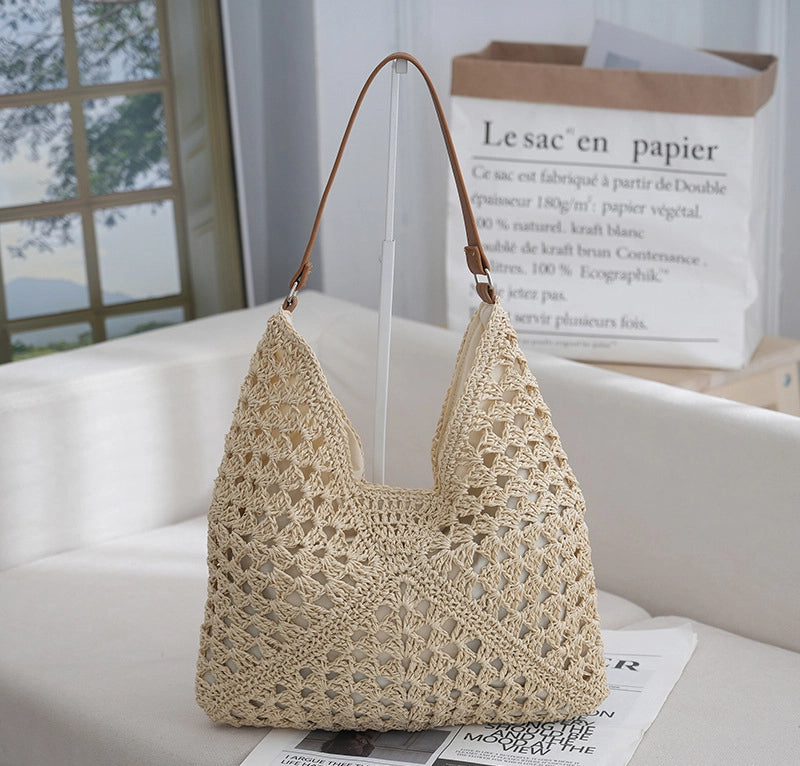 Bolso de axila de paja trenzada con diseño calado