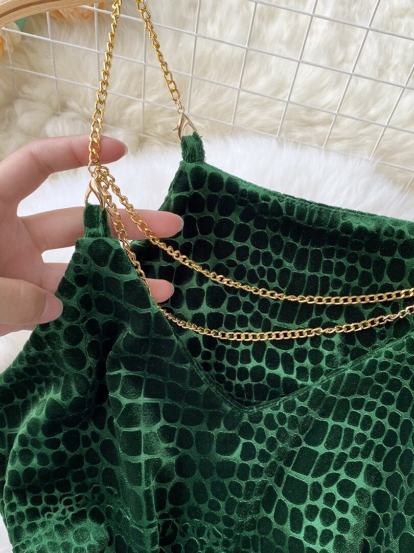 Vestido midi de terciopelo verde con tirantes y escote en V