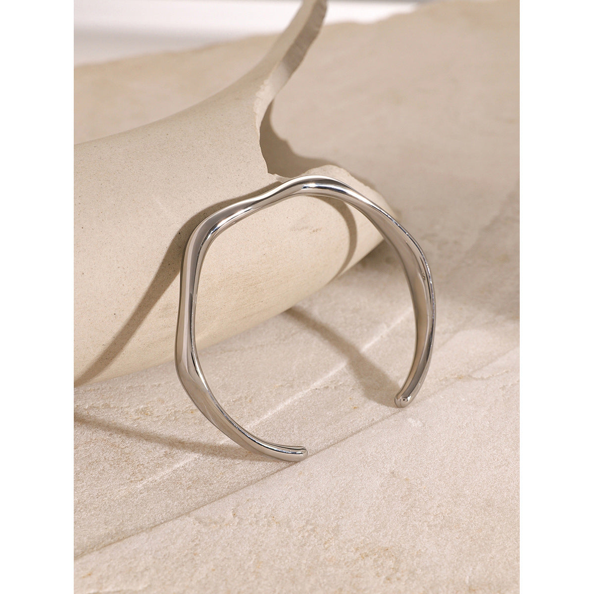 Pulsera Abierta de Acero Inoxidable Chapada en Oro 18K Estilo Minimalista