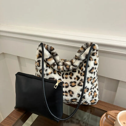 Bolso de Hombro de Pelo Sintético con Estampado de Leopardo