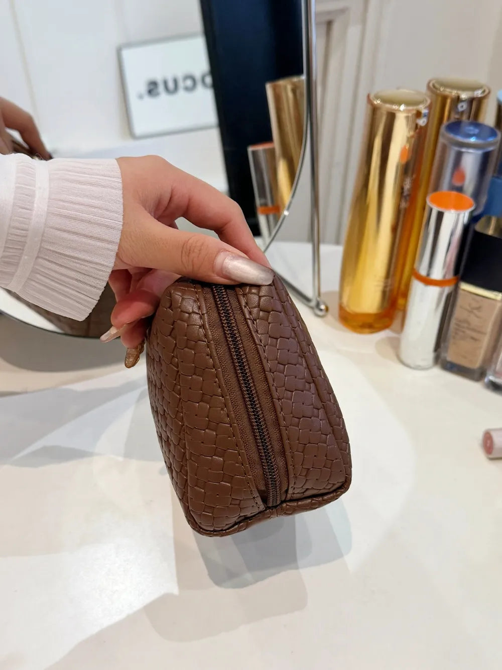 Bolso de paja trenzado con diseño hueco y correa para llevar bajo el brazo