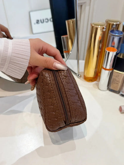 Bolso de paja trenzado con diseño hueco y correa para llevar bajo el brazo
