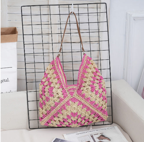 Bolso de axila de paja trenzada con diseño calado