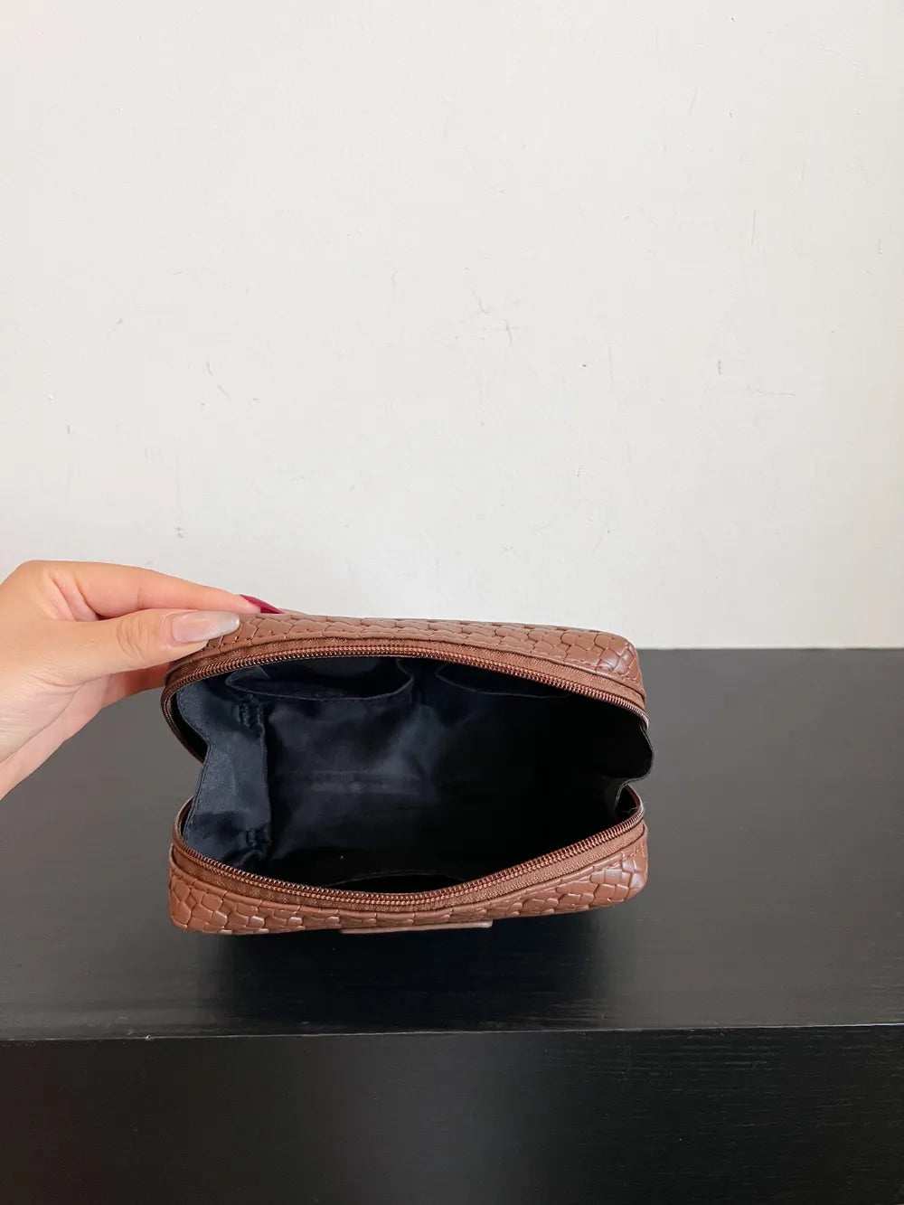 Bolso de paja trenzado con diseño hueco y correa para llevar bajo el brazo